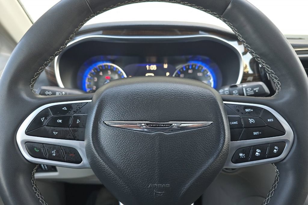 Used 2023 Chrysler Pacifica Limited FWD image 24