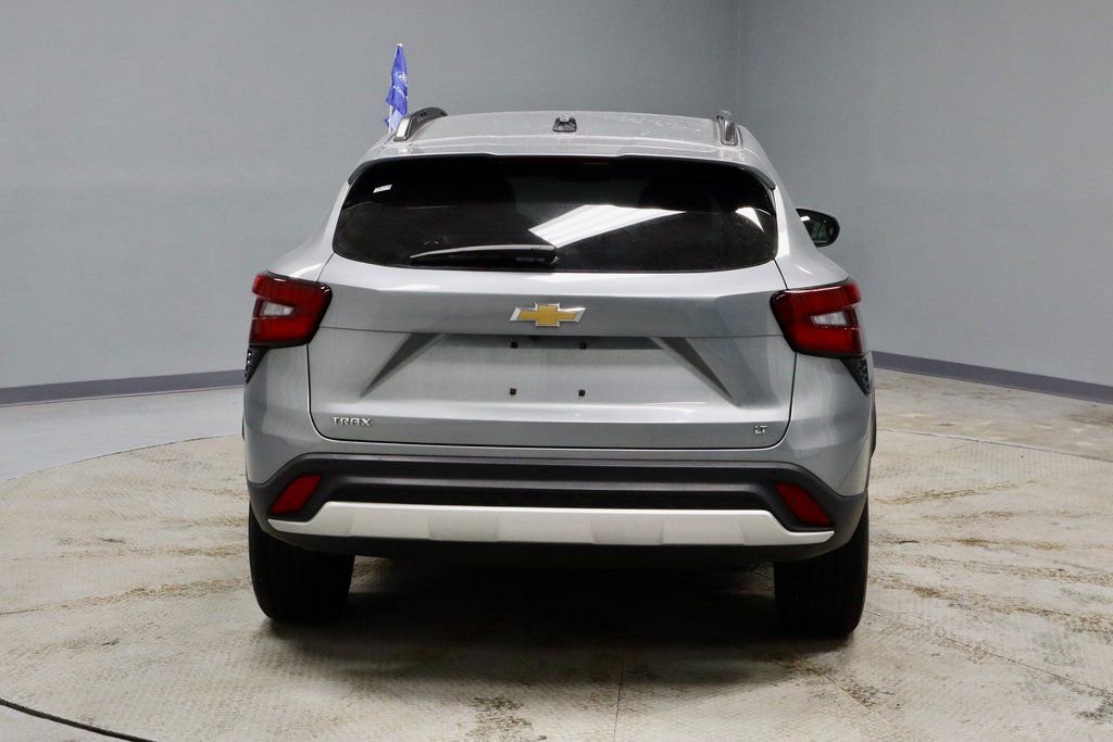 Used 2025 Chevrolet Trax LT w/ Driver Confidence Package image 11