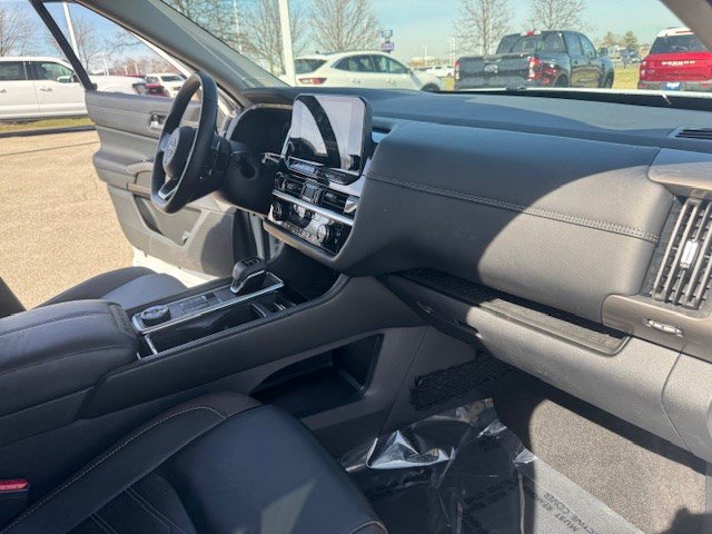 Used 2024 Nissan Pathfinder Platinum image 39