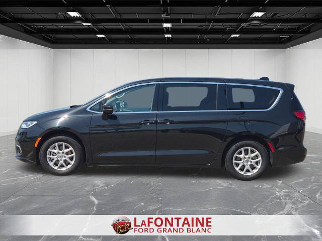 Used 2023 Chrysler Pacifica Touring-L FWD image 2