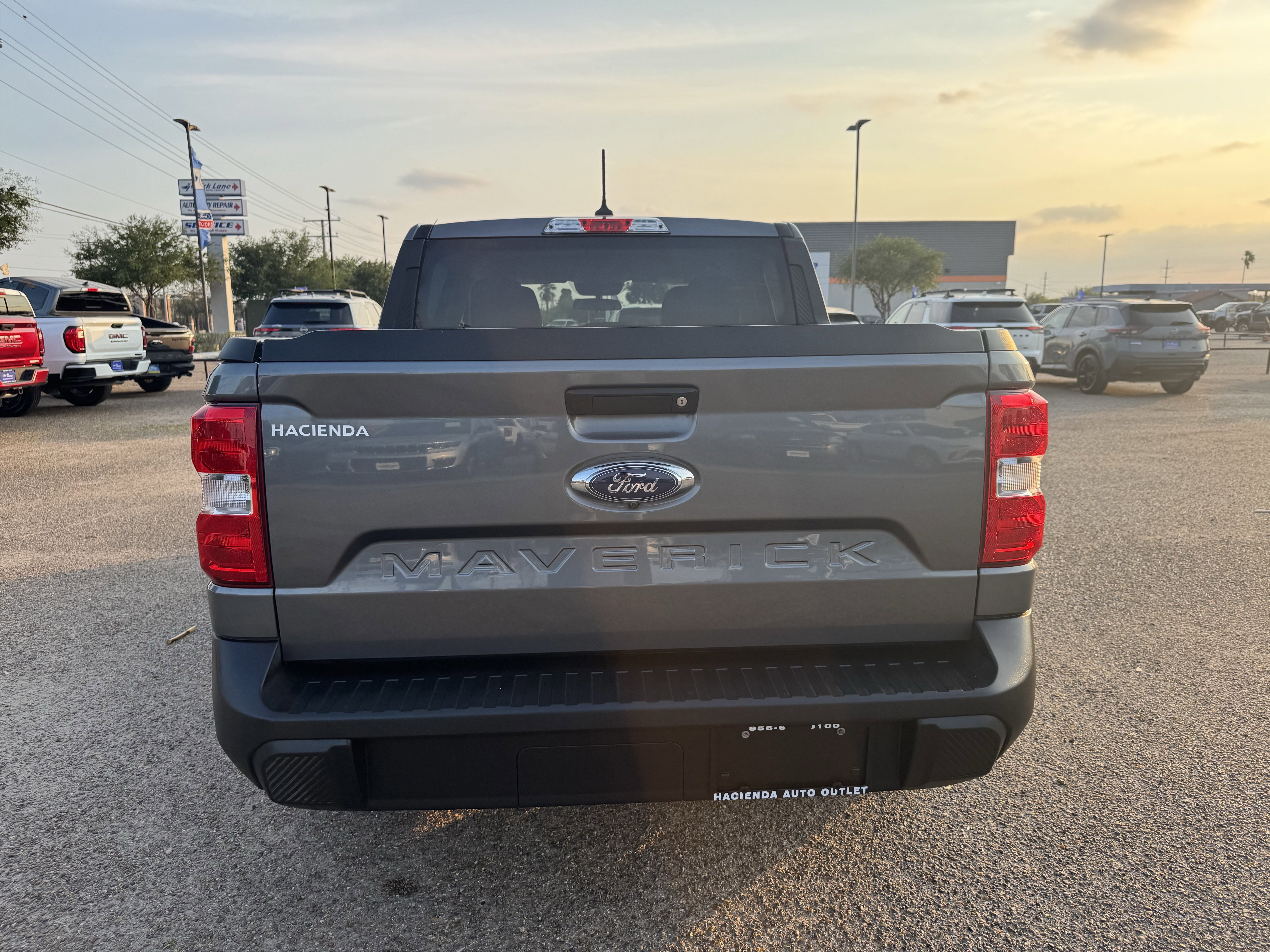 Certified 2022 Ford Maverick XLT image 3