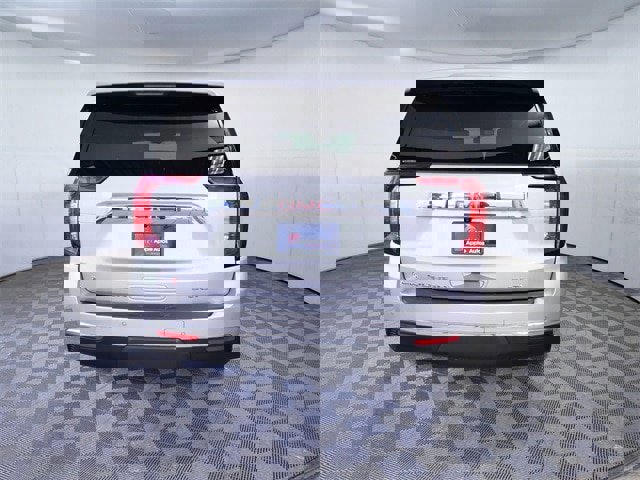 Used 2024 GMC Yukon XL SLT w/ SLT Premium Package image 3