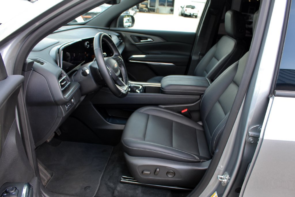 Used 2025 Chevrolet Traverse LT FWD image 12