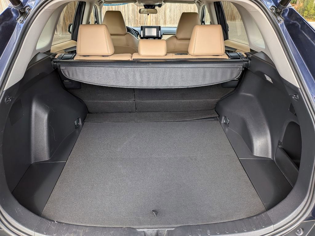 Used 2021 Toyota RAV4 XLE Premium image 13