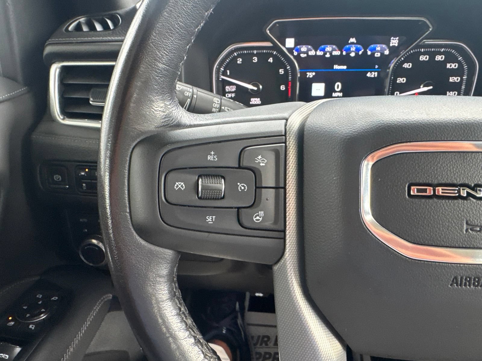 Used 2021 GMC Yukon XL Denali w/ Denali Premium Package AWD/4WD image 35