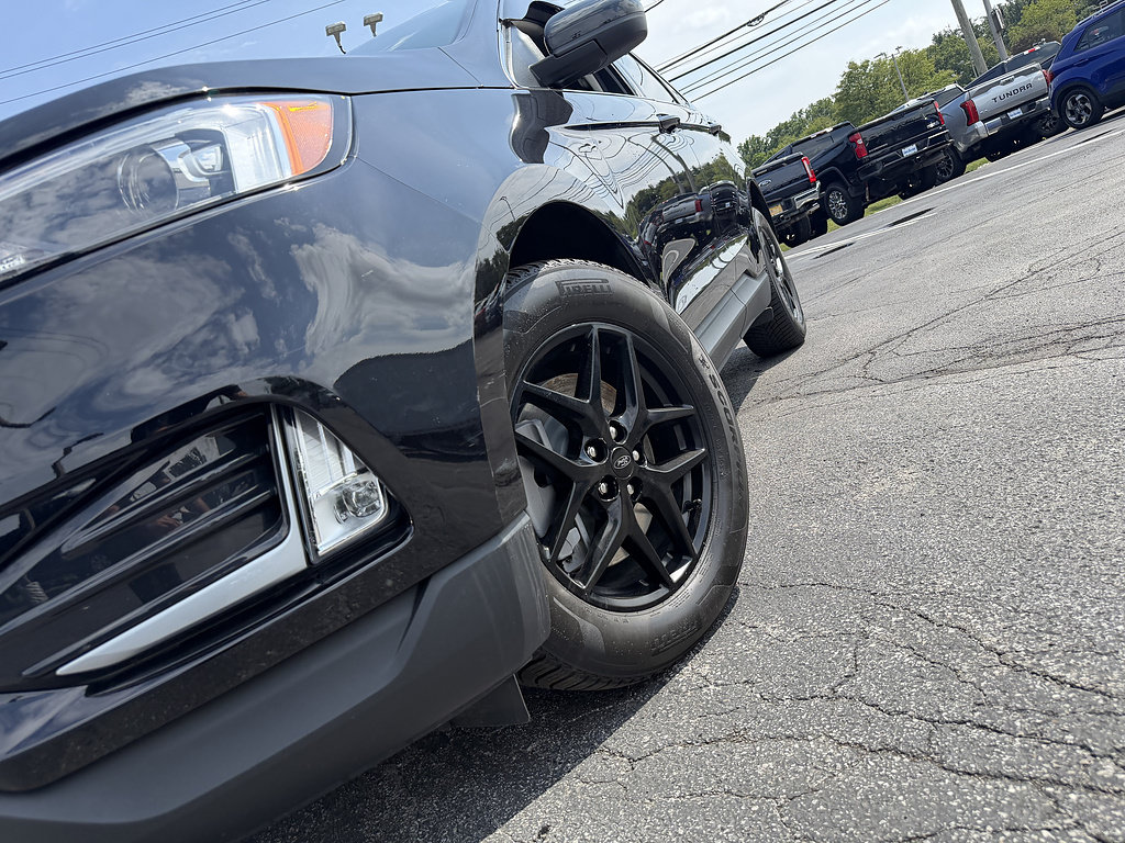 Certified 2023 Ford Edge SEL w/ Convenience Package AWD/4WD image 3