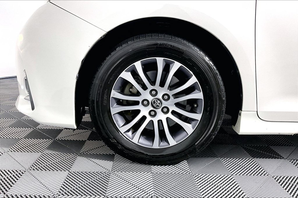 Used 2019 Toyota Sienna XLE w/ XLE Navigation Package FWD image 8
