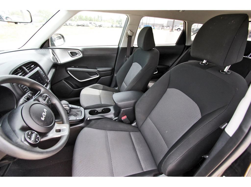 Used 2025 Kia Soul LX w/ LX Technology Package FWD image 30