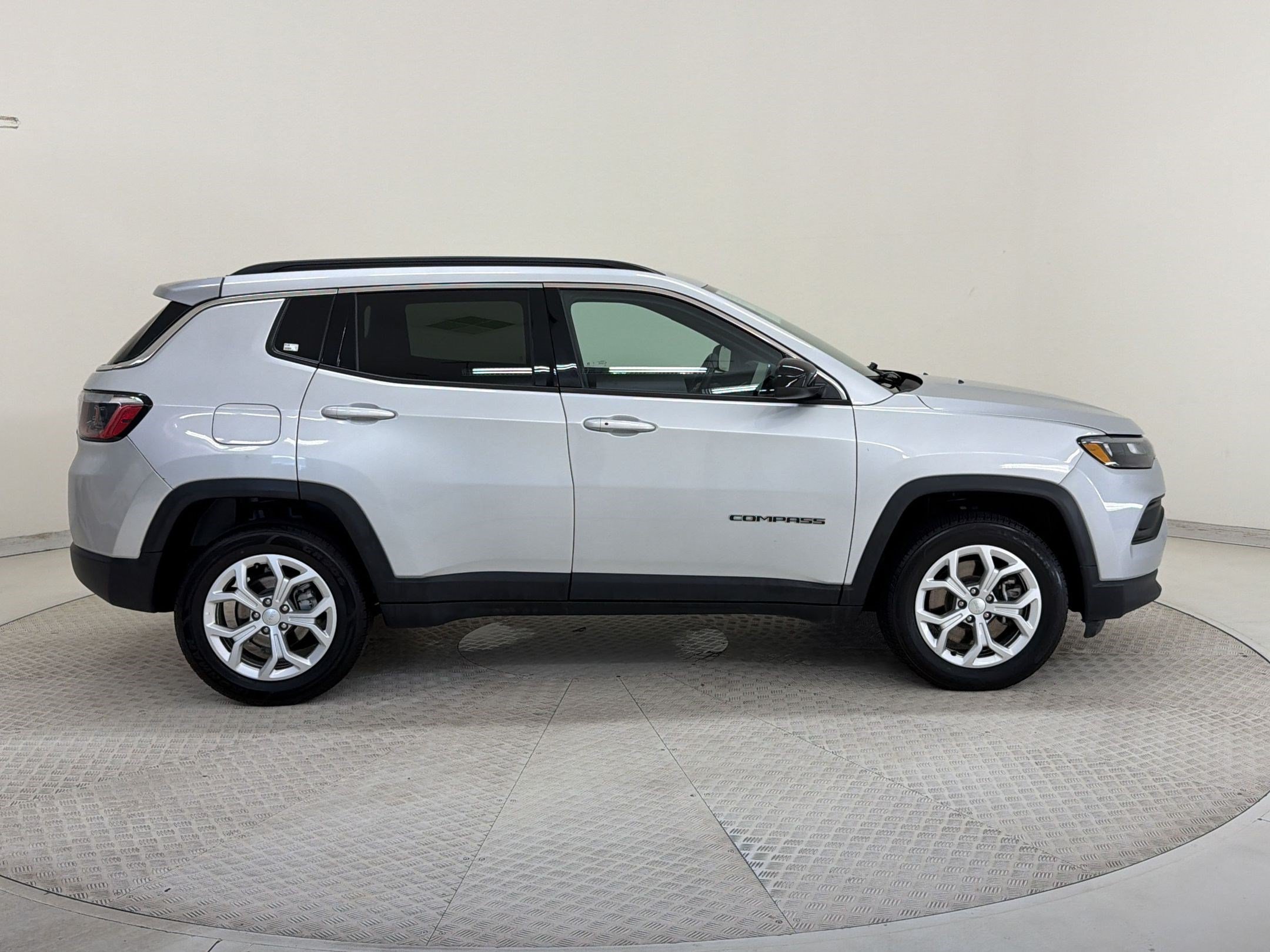 Used 2024 Jeep Compass Latitude AWD/4WD image 8