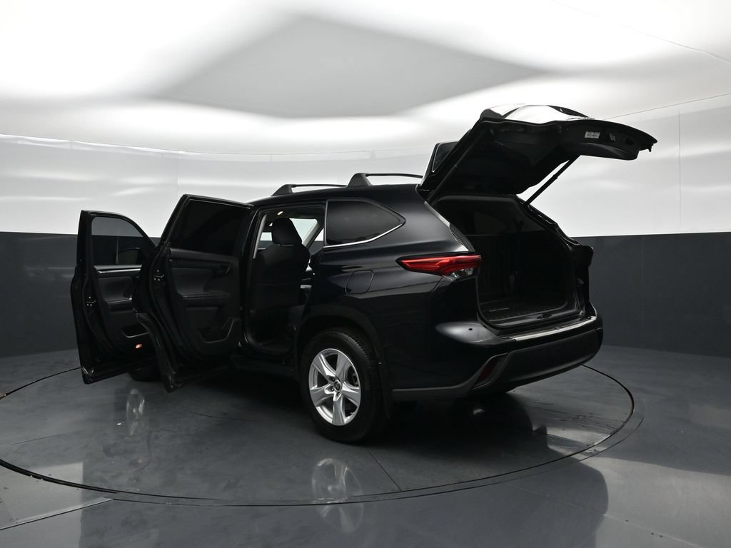 Used 2023 Toyota Highlander LE AWD/4WD image 34