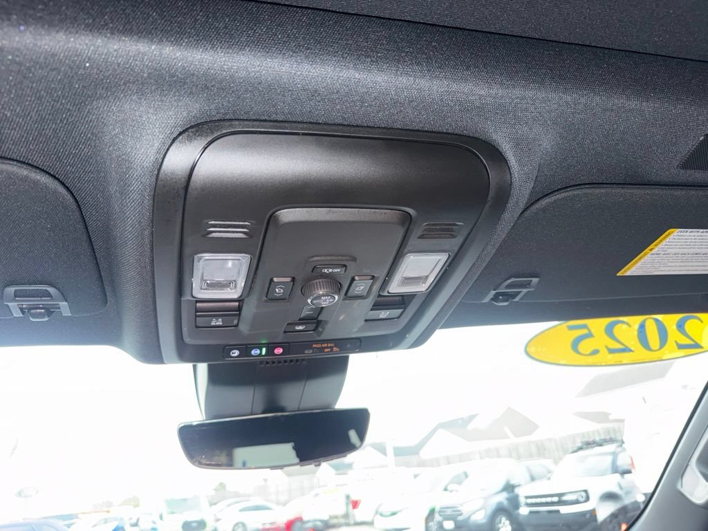 Used 2025 Chevrolet Tahoe High Country AWD/4WD image 36