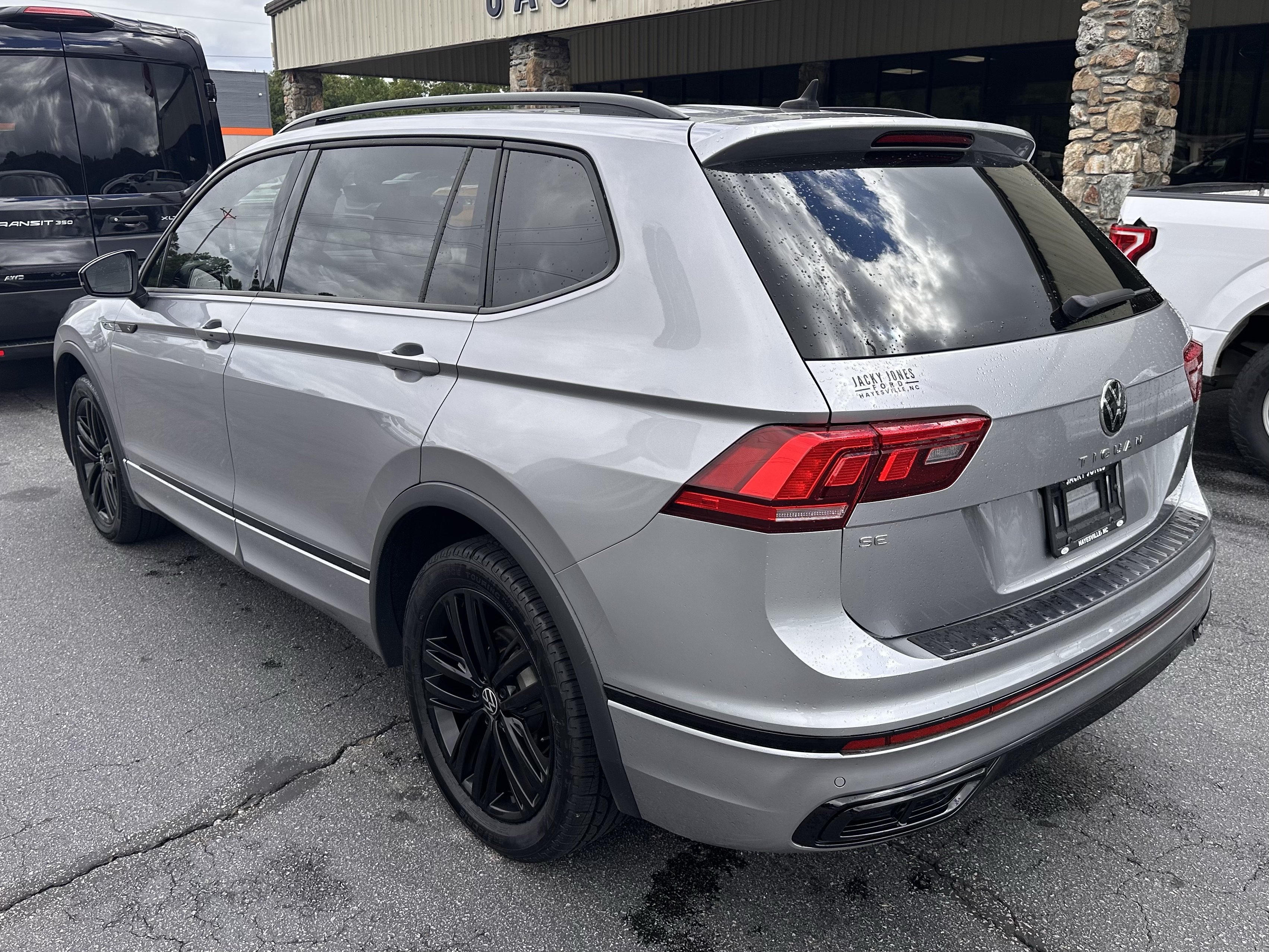 Used 2022 Volkswagen Tiguan SE R-Line FWD image 8