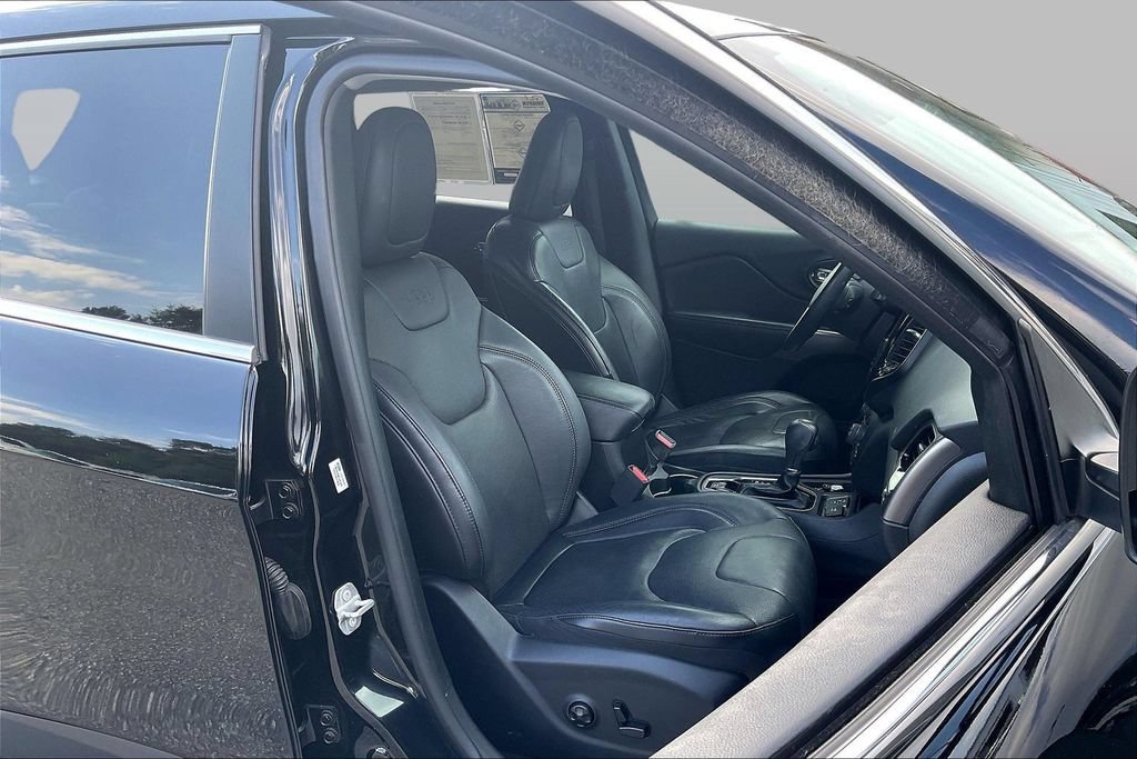 Used 2019 Jeep Cherokee Limited w/ Luxury Group FWD image 7