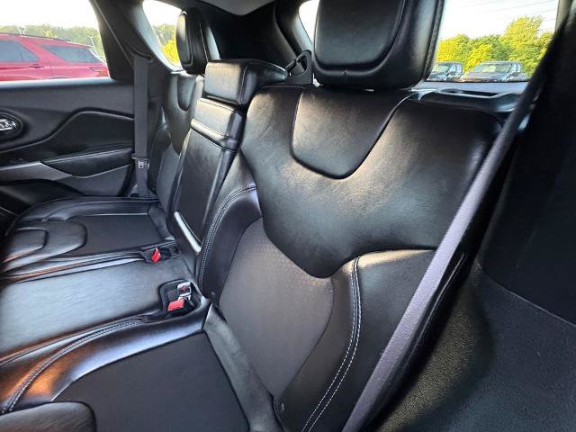 Used 2019 Jeep Cherokee Latitude Plus w/ Comfort/Convenience Group AWD/4WD image 23