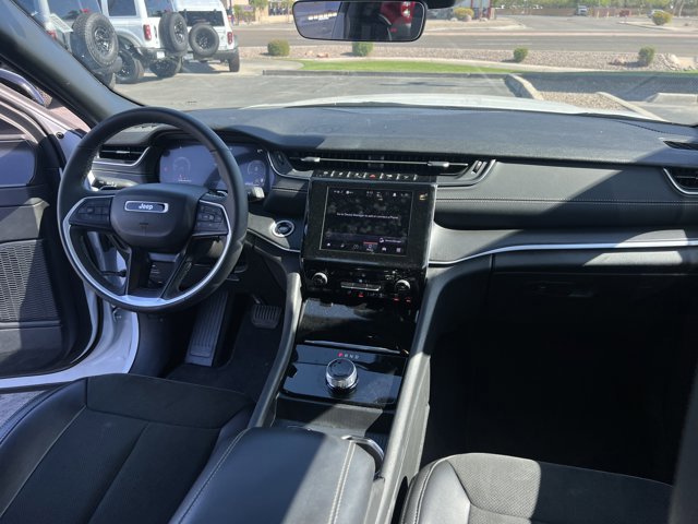 Used 2025 Jeep Grand Cherokee Altitude AWD/4WD image 16