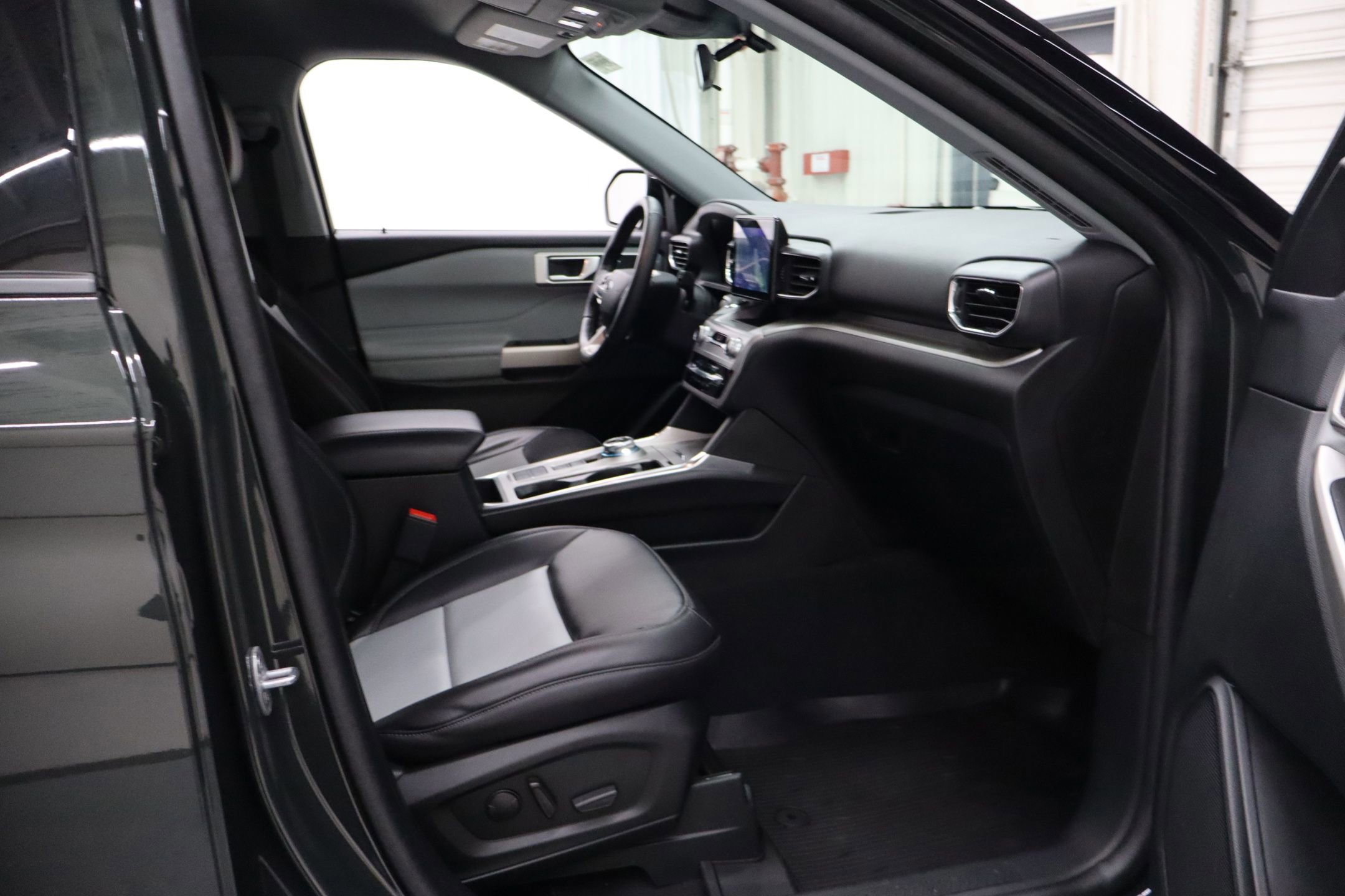 Certified 2023 Ford Explorer XLT w/ Equipment Group 202A RWD image 38