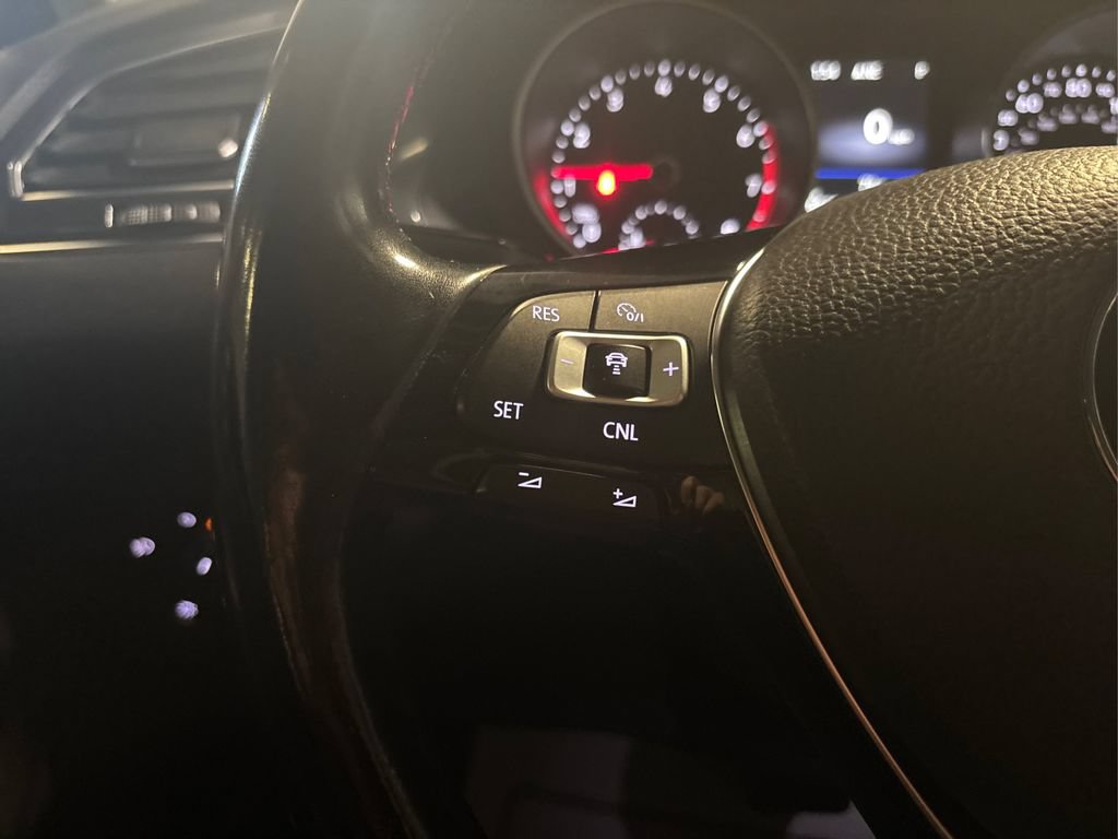 Used 2018 Volkswagen Tiguan SEL AWD/4WD image 35