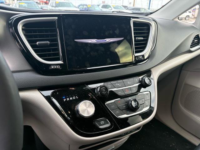 Used 2024 Chrysler Pacifica Touring-L image 14