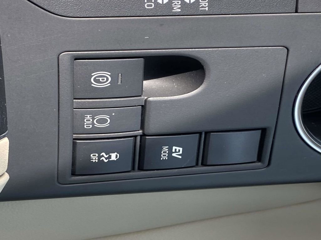 Used 2023 Toyota Highlander XLE FWD image 32