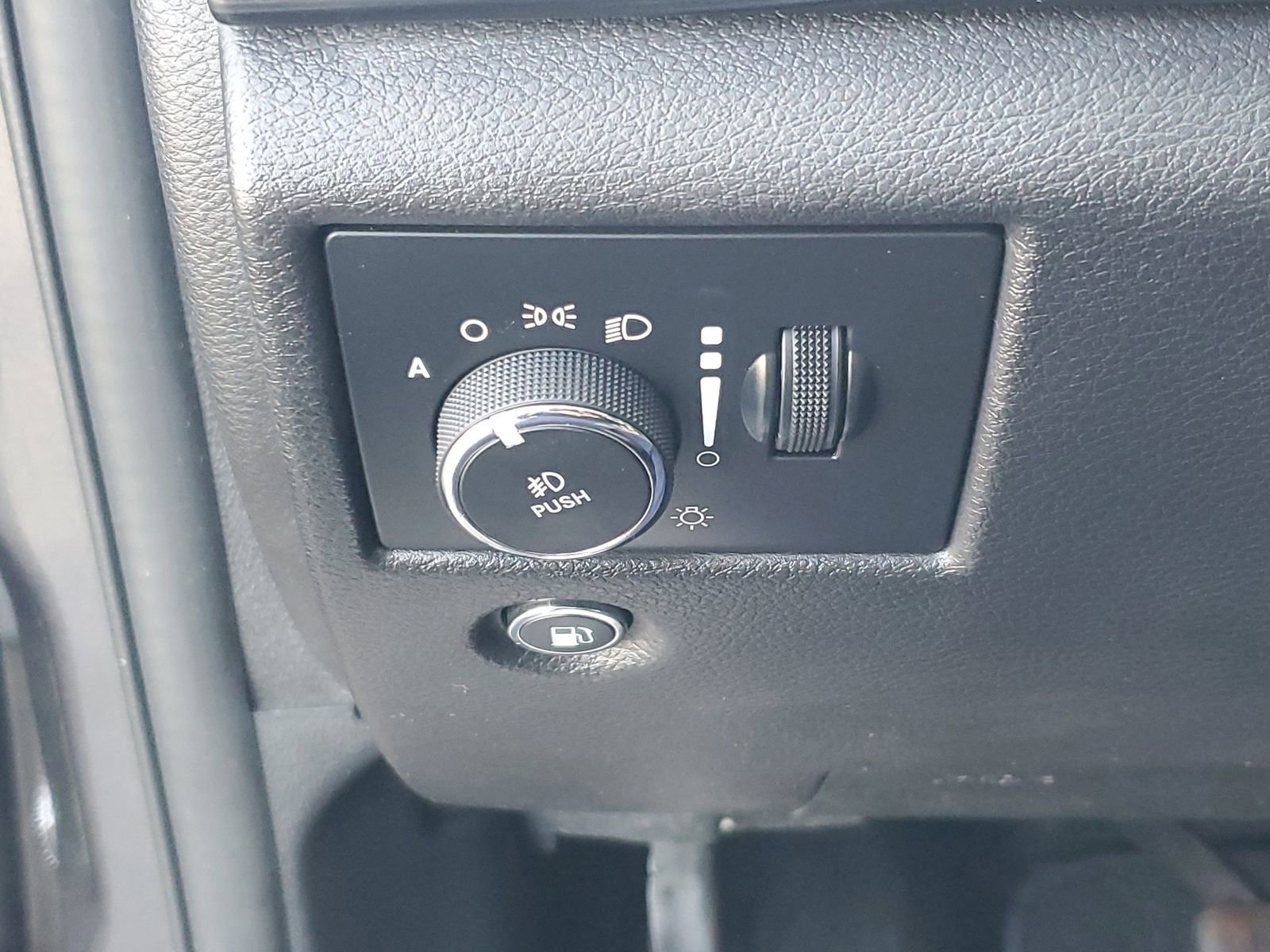 Used 2021 Jeep Grand Cherokee Laredo X image 31