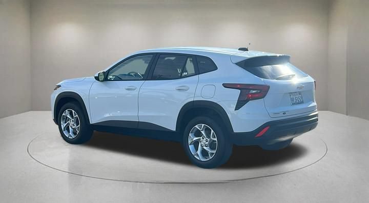 Used 2024 Chevrolet Trax LS w/ LS Convenience Package FWD image 4