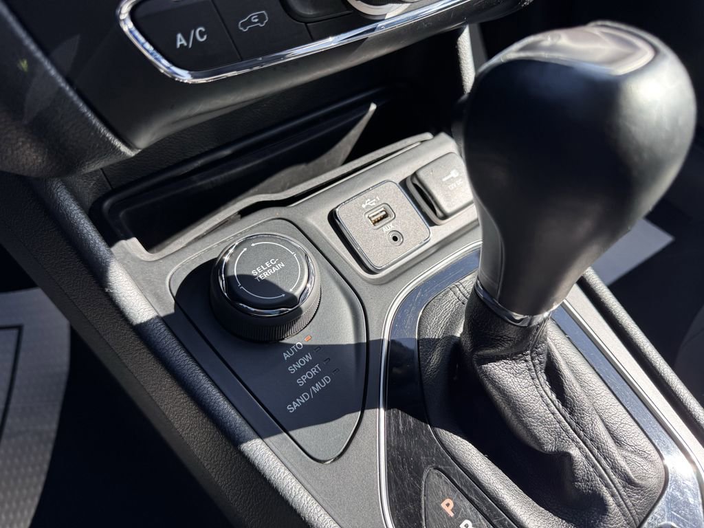 Used 2023 Jeep Cherokee Altitude Lux AWD/4WD image 25