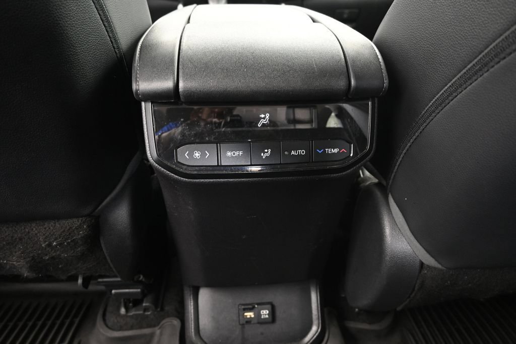 Used 2021 Toyota Highlander XLE FWD image 19