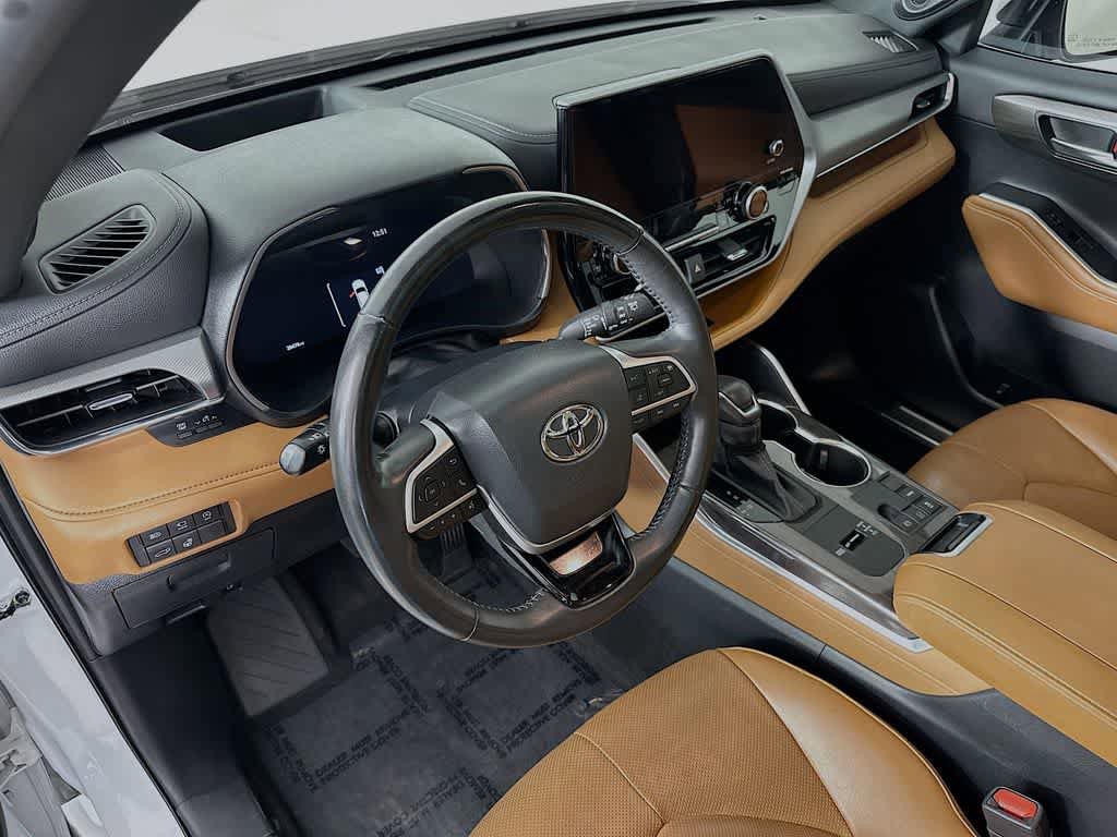 Used 2023 Toyota Highlander Platinum FWD image 2