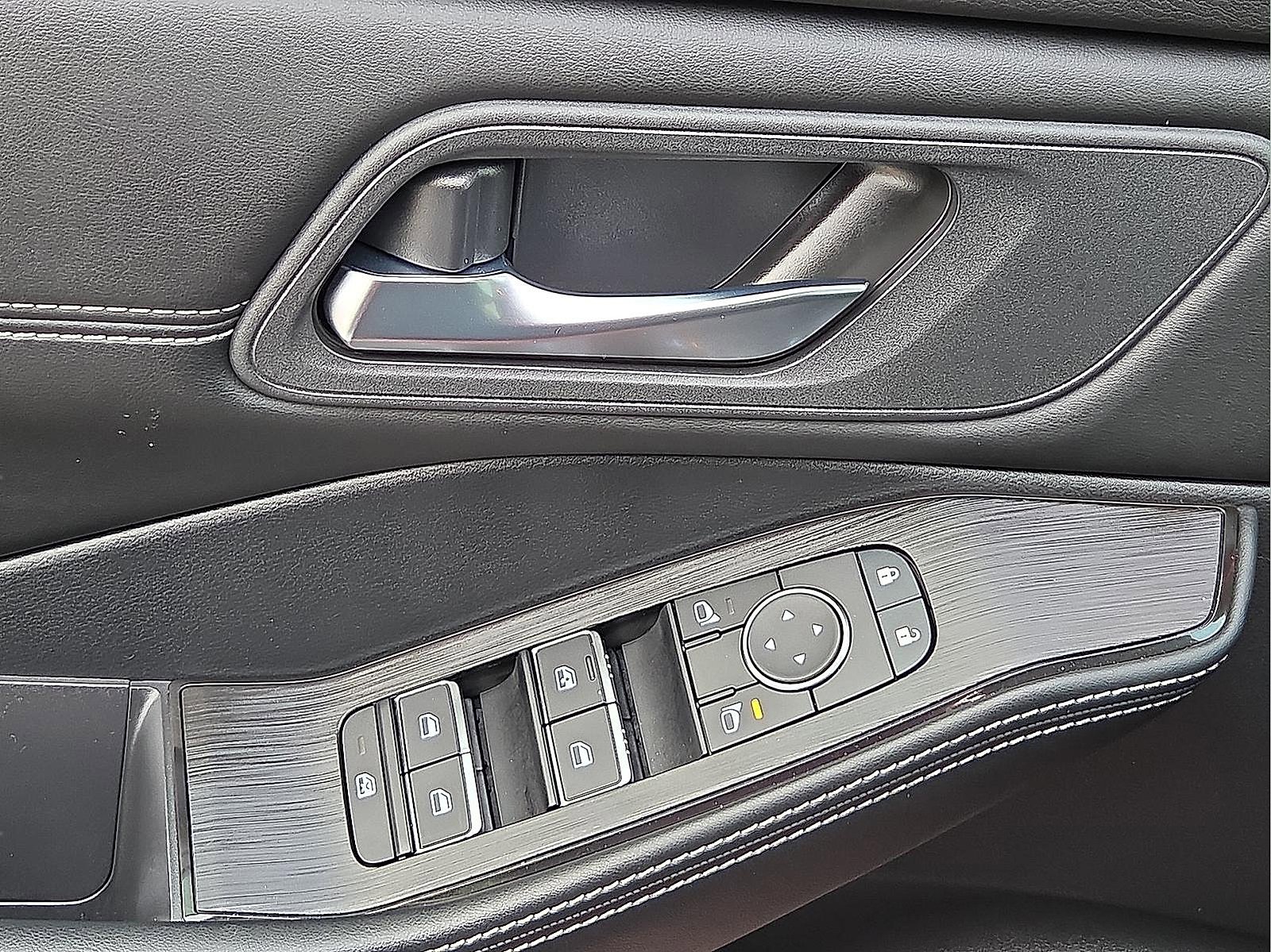 Used 2025 Nissan Rogue SL image 13