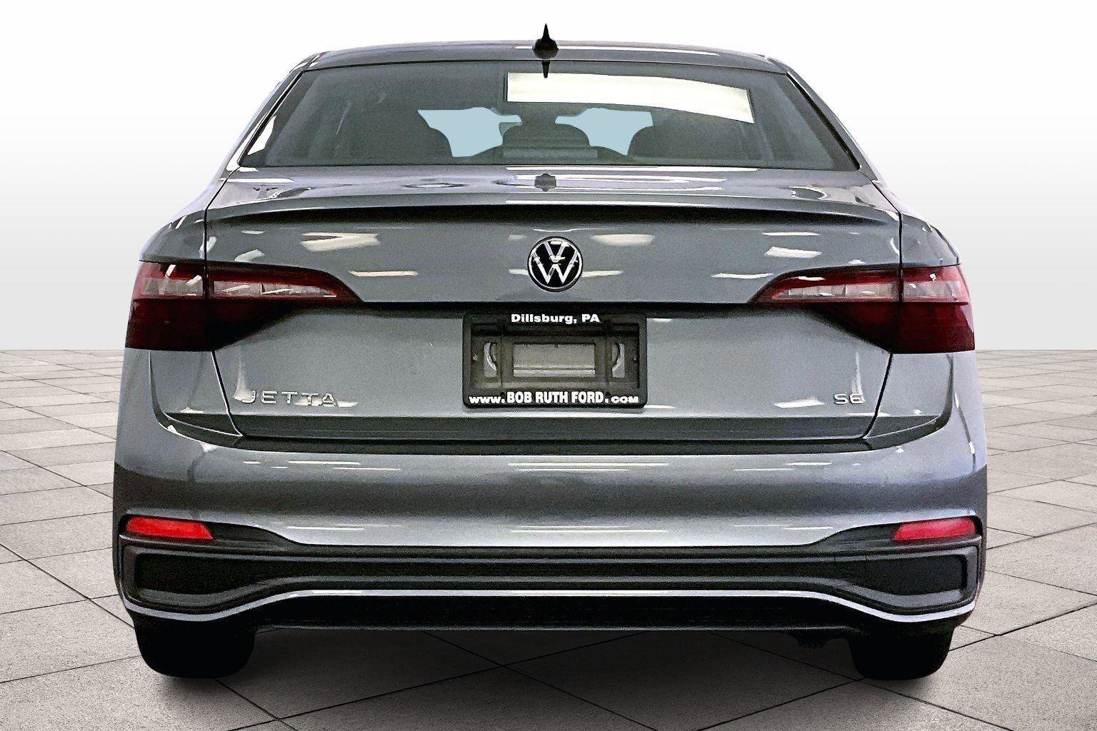 Used 2022 Volkswagen Jetta SE image 2