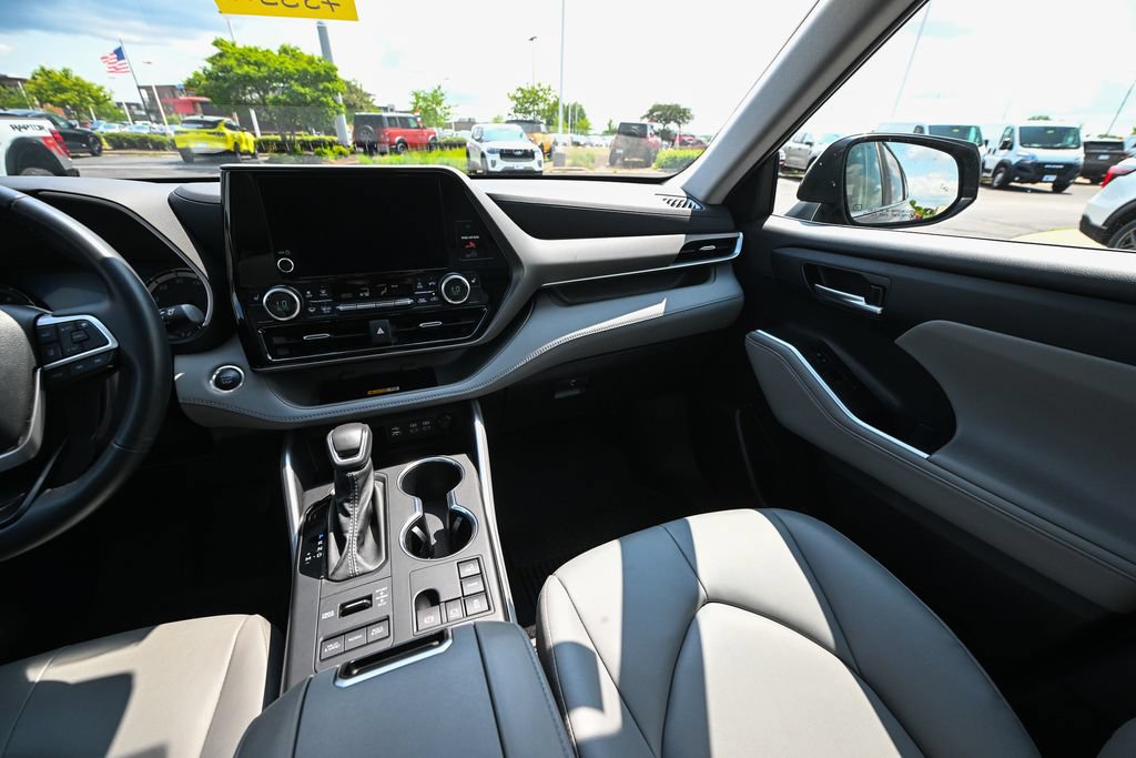 Used 2024 Toyota Highlander XLE AWD/4WD image 33