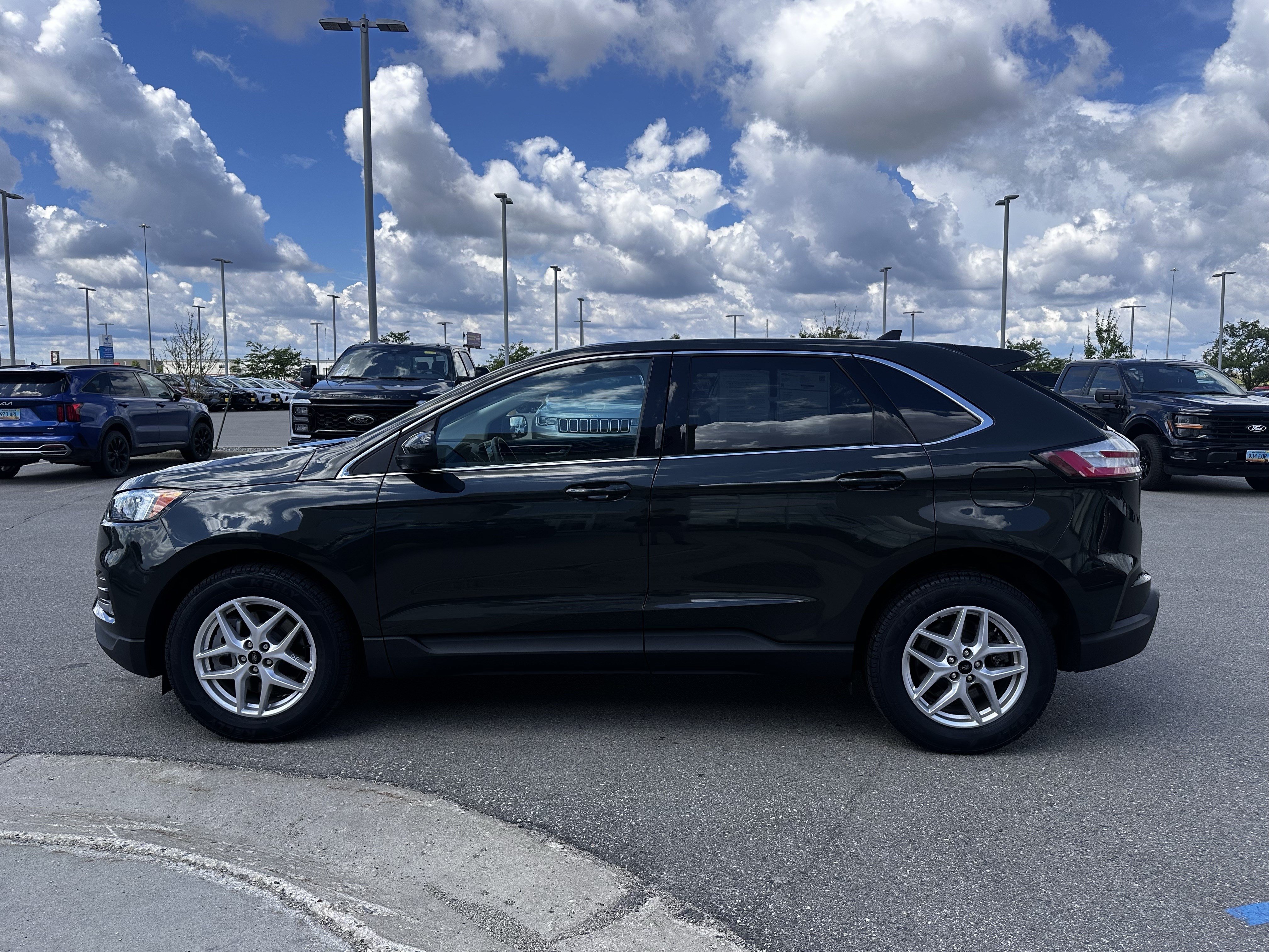 Certified 2024 Ford Edge SEL w/ Convenience Package AWD/4WD image 4