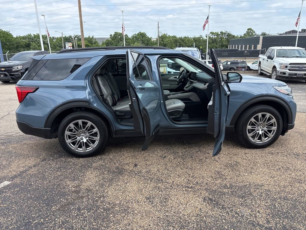 Certified 2025 Ford Explorer Active w/ Active Comfort Package AWD/4WD image 8