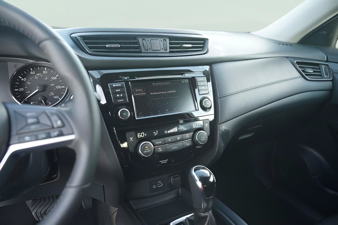 Used 2018 Nissan Rogue SV w/ Premium Package FWD image 26