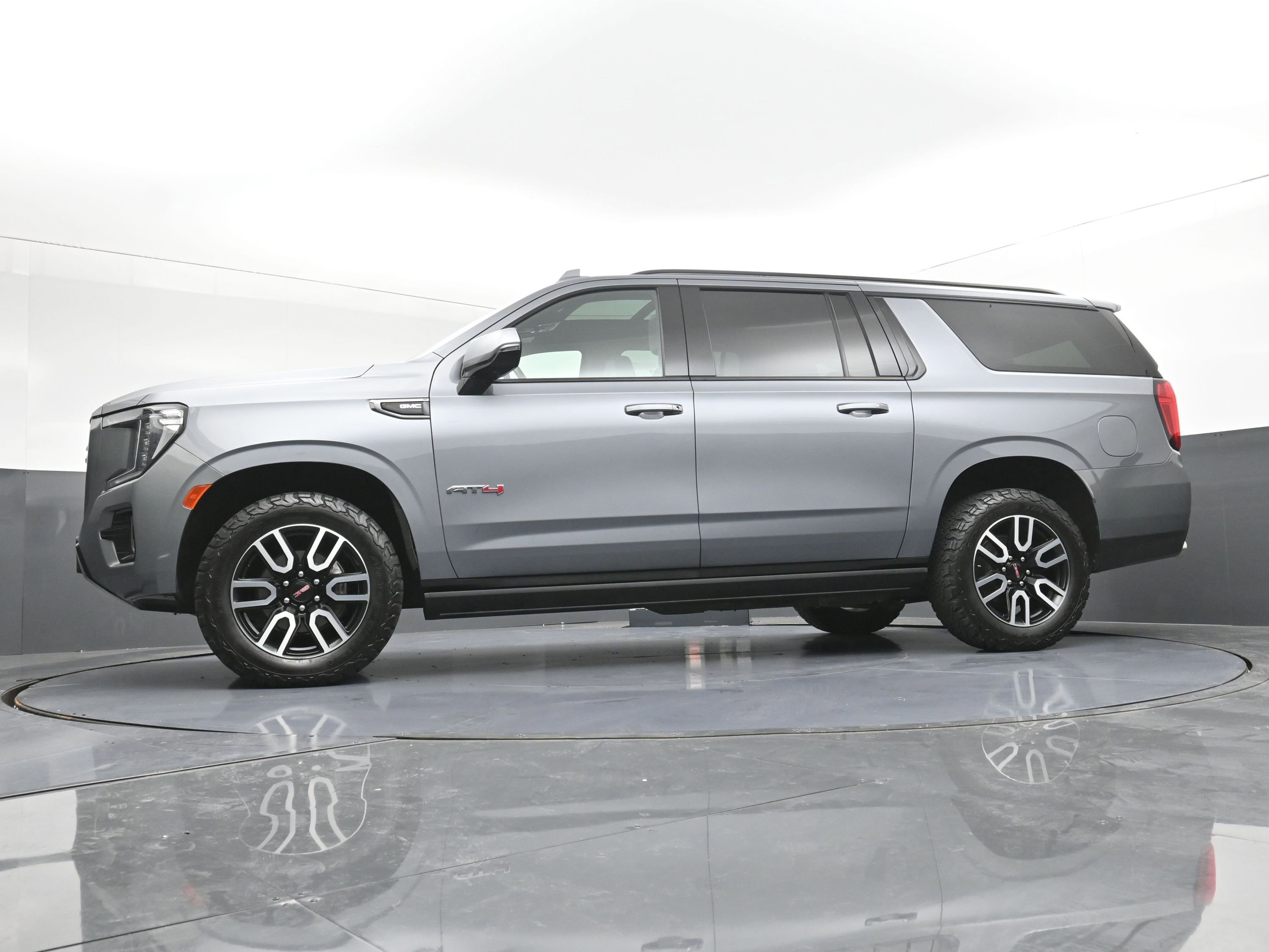 Used 2022 GMC Yukon XL AT4 image 6