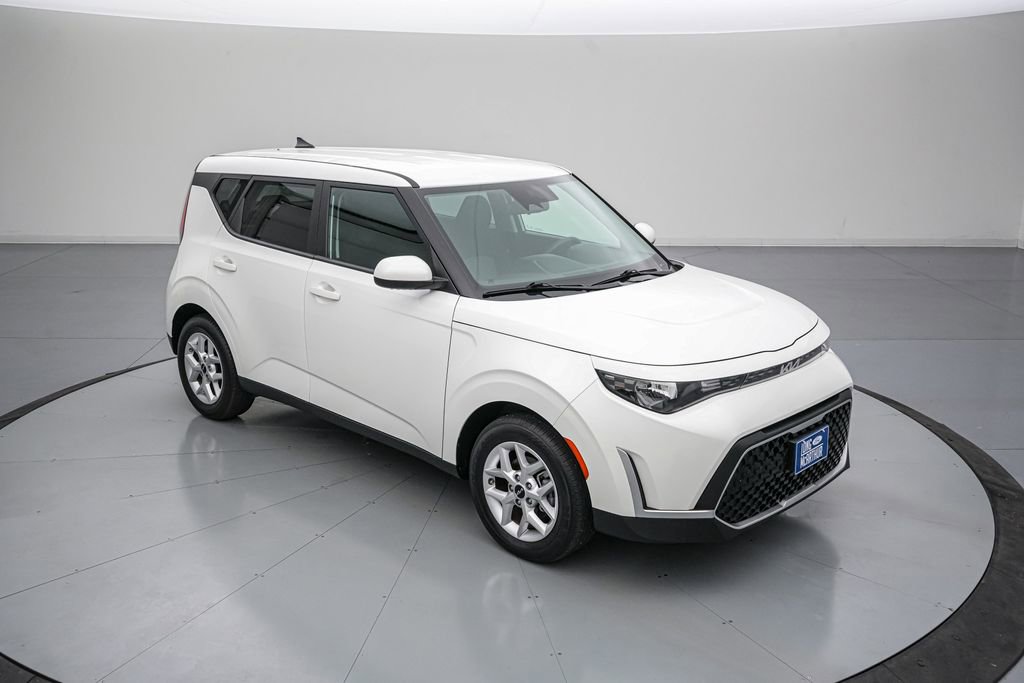 Used 2025 Kia Soul LX w/ LX Technology Package FWD image 3