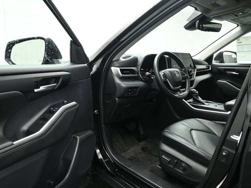 Used 2023 Toyota Highlander XLE image 8