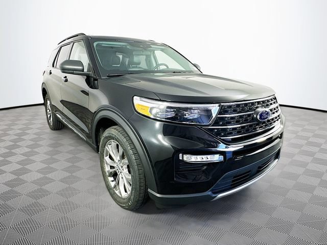 Certified 2023 Ford Explorer XLT w/ Equipment Group 202A AWD/4WD image 4
