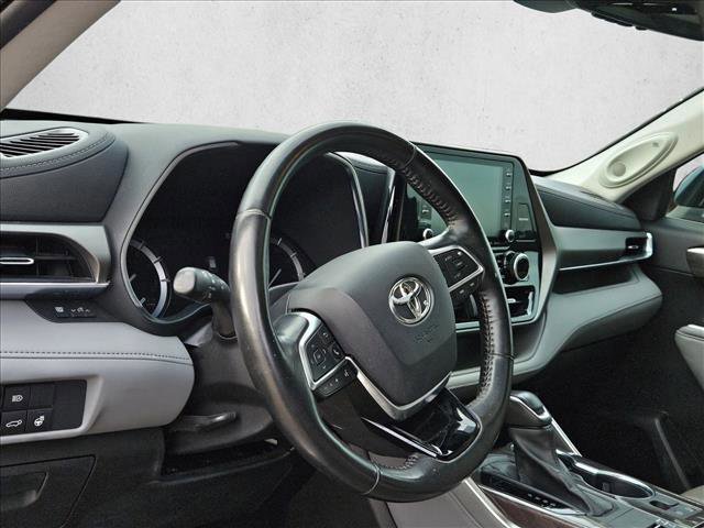 Used 2021 Toyota Highlander Limited image 11