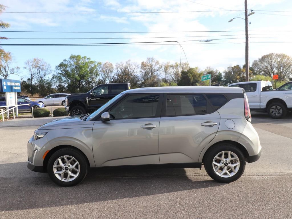 Used 2025 Kia Soul LX w/ LX Technology Package image 2