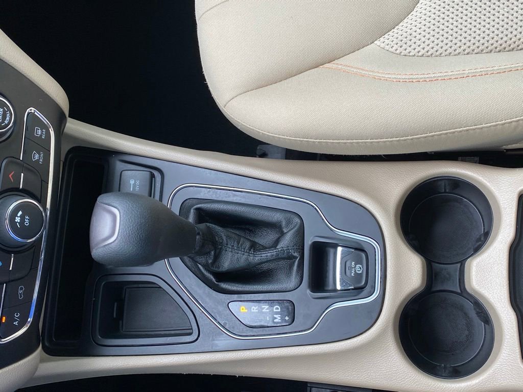 Used 2019 Jeep Cherokee Latitude w/ Popular Appearance Group FWD image 18