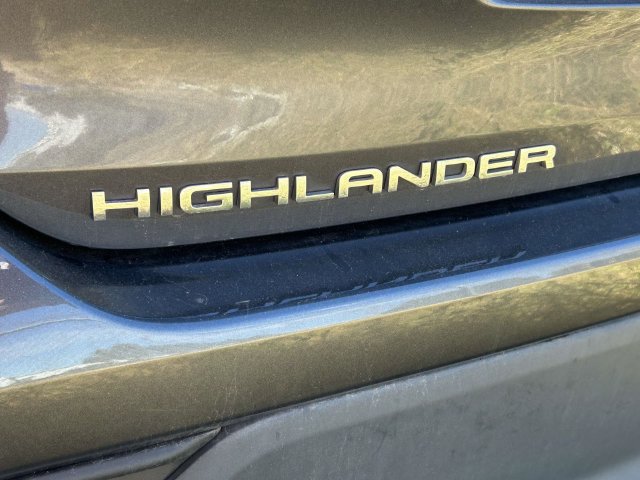 Used 2021 Toyota Highlander LE FWD image 5