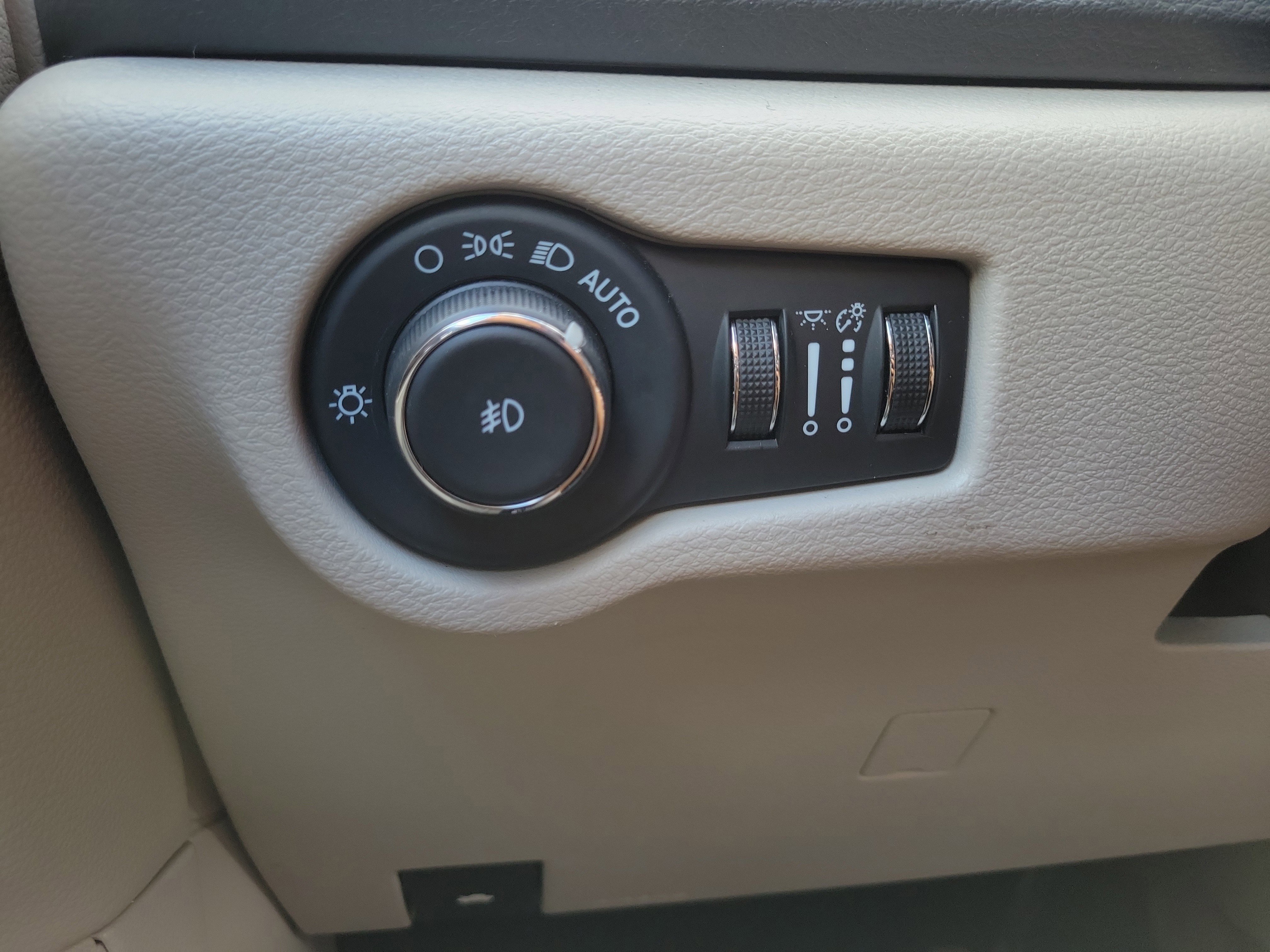Used 2024 Chrysler Pacifica Touring-L FWD image 28
