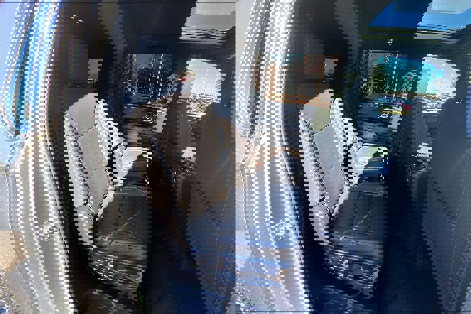 Used 2023 Chevrolet Suburban LT w/ Luxury Package image 19