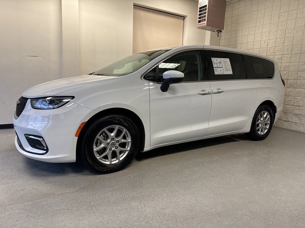 Used 2023 Chrysler Pacifica Touring-L image 42