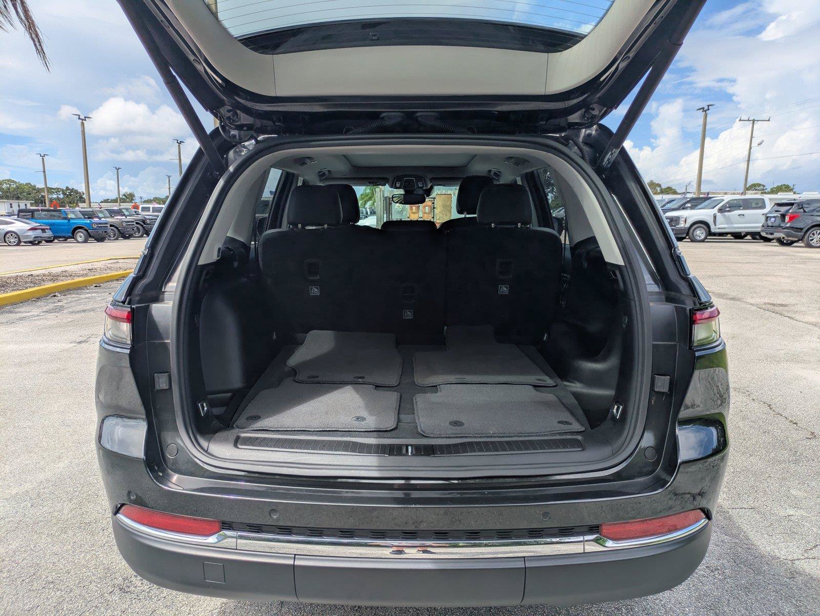 Used 2023 Jeep Grand Cherokee Limited AWD/4WD image 13