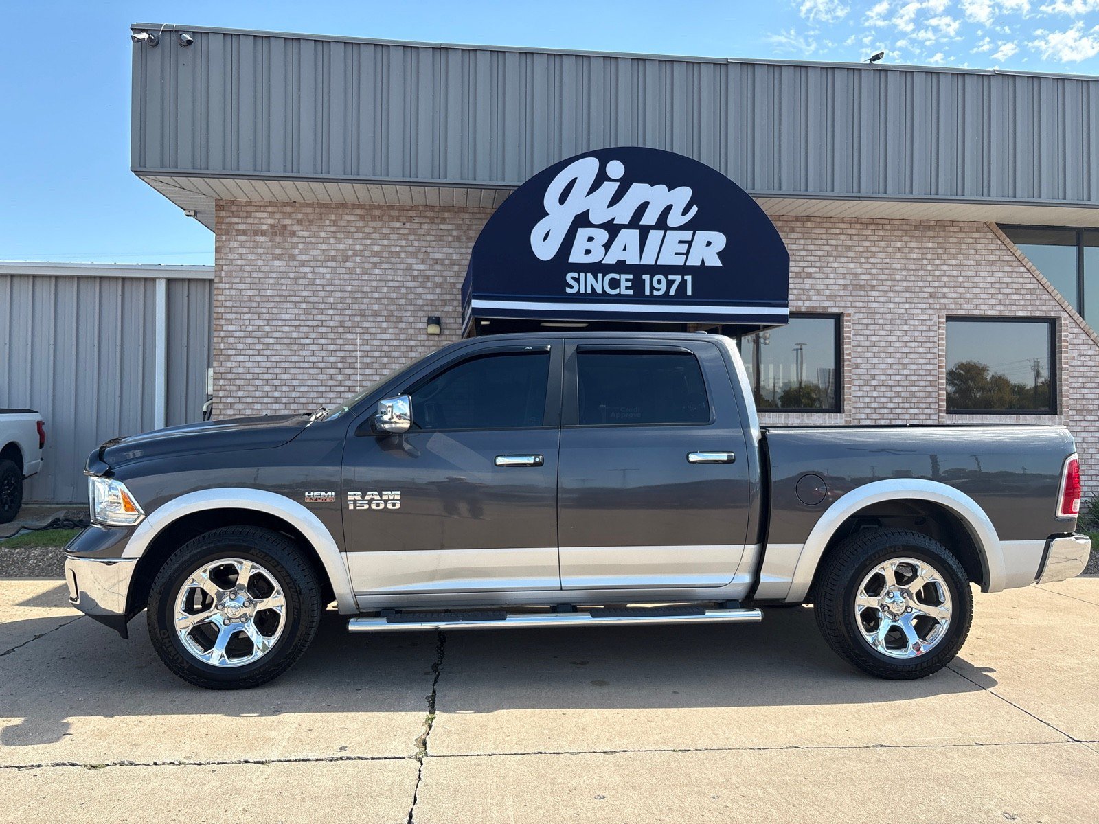 Used 2017 RAM 1500 Laramie w/ Convenience Group AWD/4WD image 2