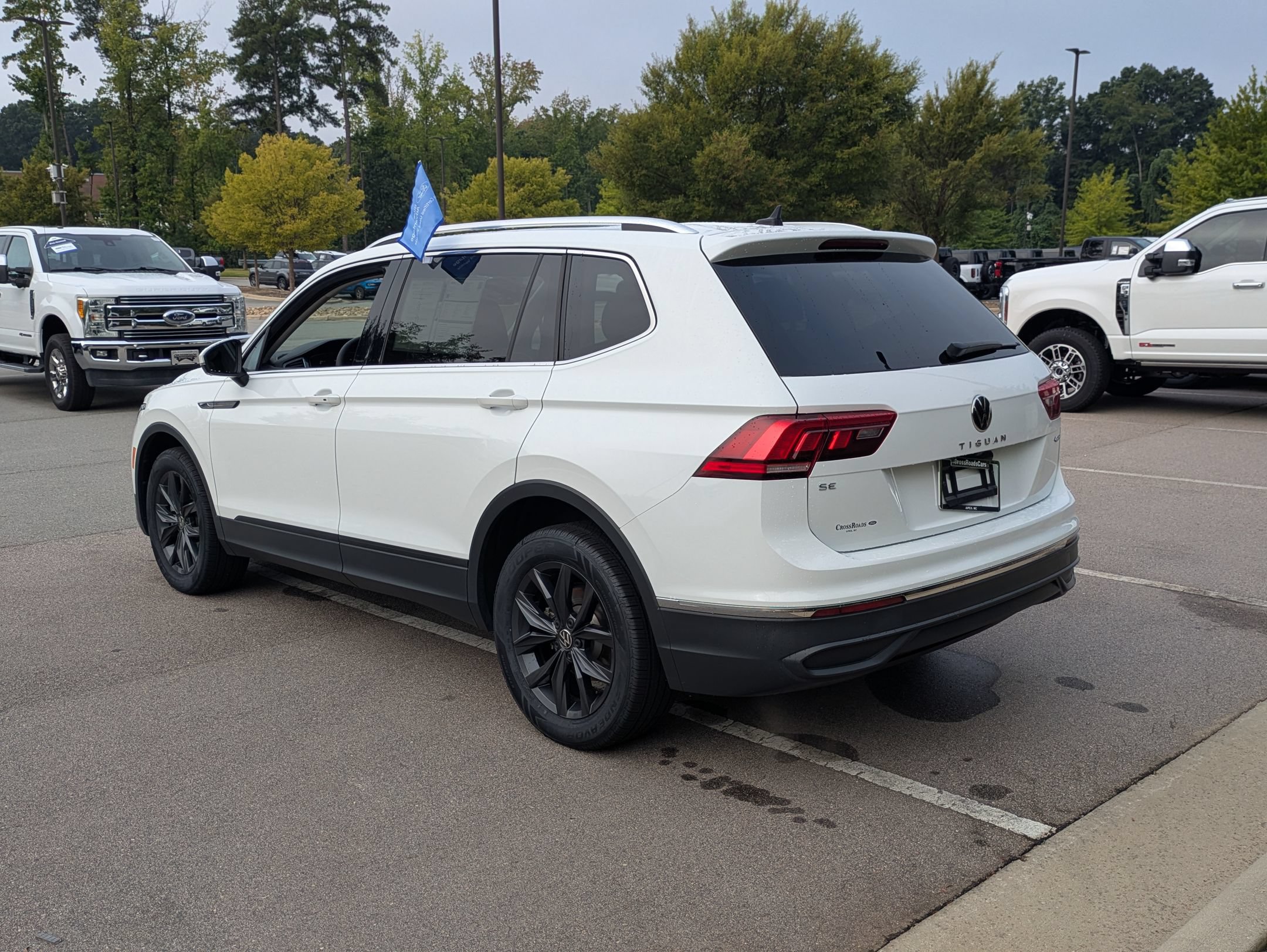 Used 2024 Volkswagen Tiguan SE w/ Panoramic Sunroof Package AWD/4WD image 6