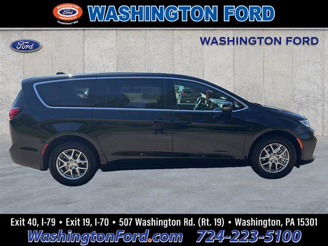 Used 2025 Chrysler Pacifica Select FWD image 5