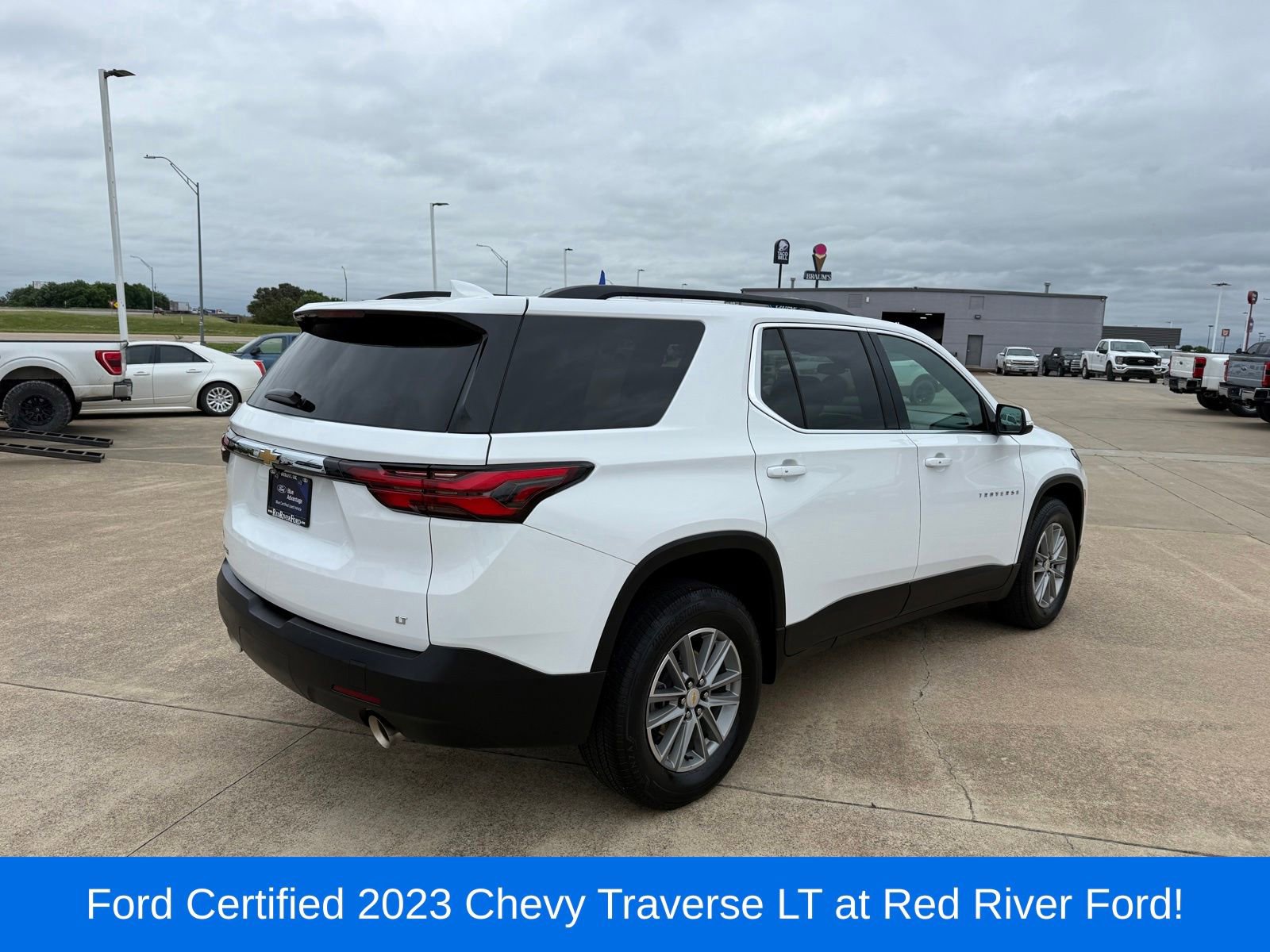 Used 2023 Chevrolet Traverse LT FWD image 5